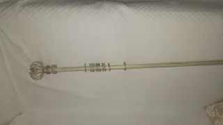 Riel decorativo con cortina