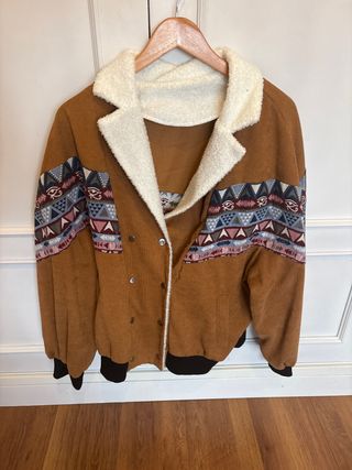 Chaqueta Vintage Marrón con Estampado Étnico