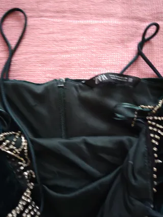 Vestido verde de terciopelo con pedrería