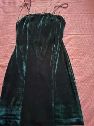 Vestido verde de terciopelo con pedrería