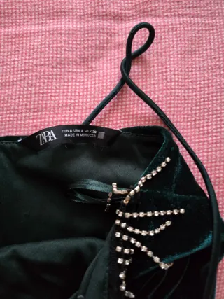 Vestido verde de terciopelo con pedrería