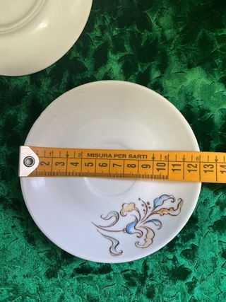 4 Platos pequeños de porcelana