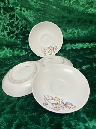 4 Platos pequeños de porcelana