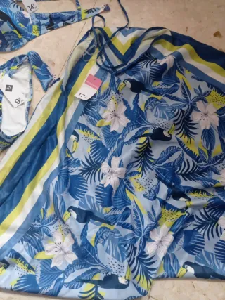 Set bikini e foulard con stampa tropicale