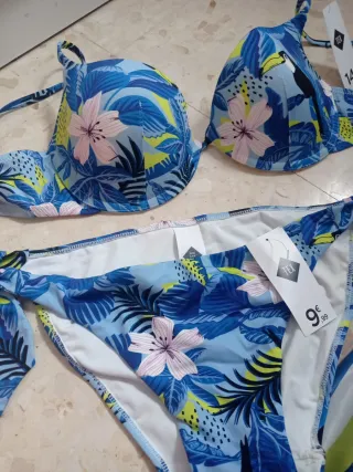 Set bikini e foulard con stampa tropicale