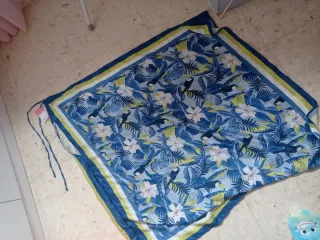 Set bikini e foulard con stampa tropicale