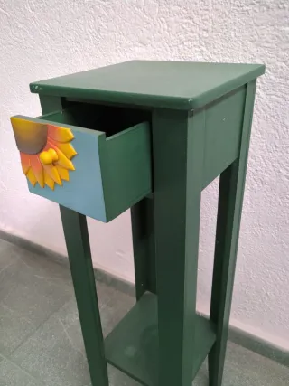 Mesita alta de madera con diseño de girasol