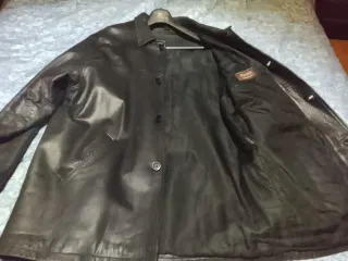Chaqueta de piel negra