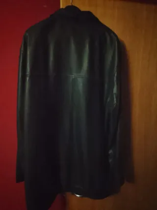 Chaqueta de piel negra