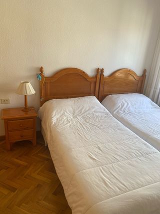 Dormitorio madera color miel