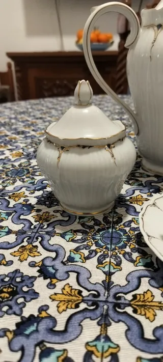 Servizio da caffè in porcellana bianco e oro