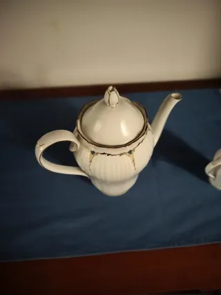 Servizio da caffè in porcellana bianco e oro