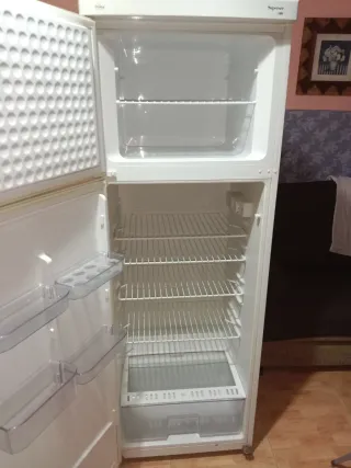 Nevera blanca con congelador superior