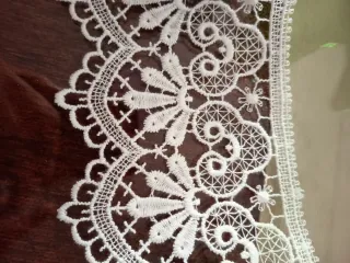 Tira de encaje blanco bordado