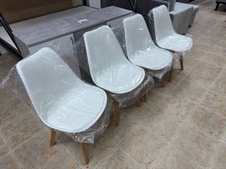 Pack 4 Sillas Blancas Acolchadas Limpieza Fácil