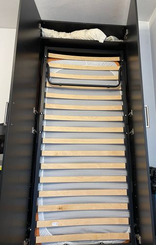 Cama abatible de Ikea puertas madera oscuro