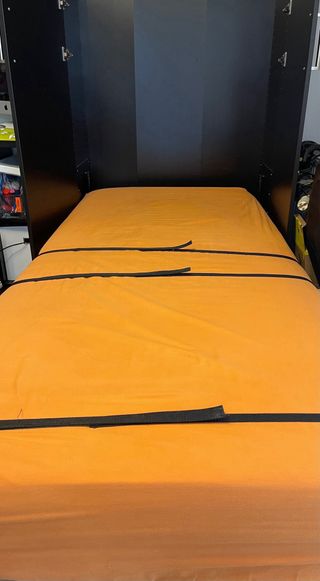 Cama abatible de Ikea puertas madera oscuro