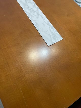 Mesa comedor madera con adorno centro color mármol