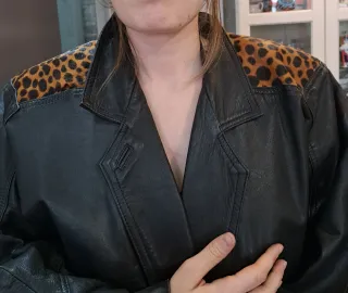 Abrigo midi piel auténtica negro y estampado