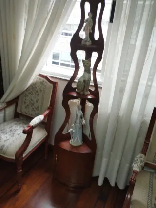 Mueble de esquina de madera esta nueva con figuras