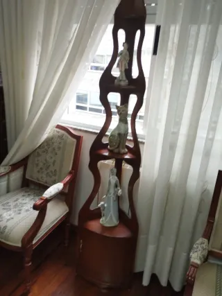 Mueble de esquina de madera esta nueva con figuras