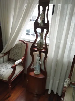 Mueble de esquina de madera esta nueva con figuras