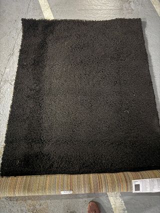 Alfombra negra mullida