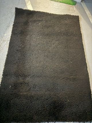 Alfombra negra mullida