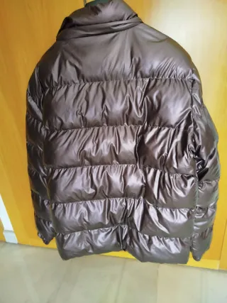 Cazadora Guess color berengena metalizado.