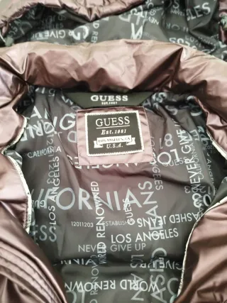 Cazadora Guess color berengena metalizado.