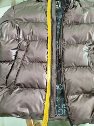 Cazadora Guess color berengena metalizado.