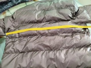 Cazadora Guess color berengena metalizado.