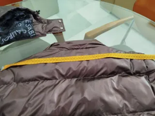 Cazadora Guess color berengena metalizado.