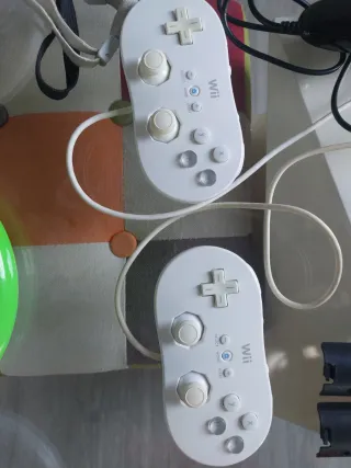 Wii Mini con 7 juegos y un montón de accesorios.