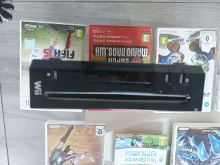 Wii Mini con 7 juegos y un montón de accesorios.