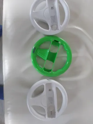 Wii Mini con 7 juegos y un montón de accesorios.