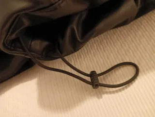 Cazadora plumas aspecto piel.