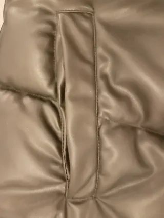 Cazadora plumas aspecto piel.