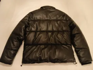 Cazadora plumas aspecto piel.