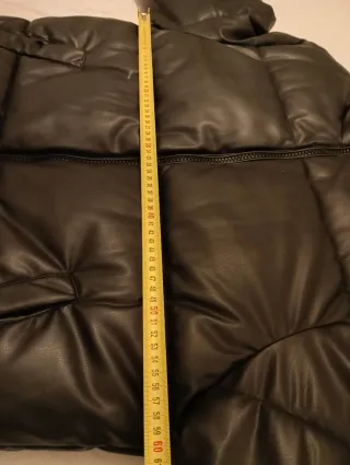 Cazadora plumas aspecto piel.