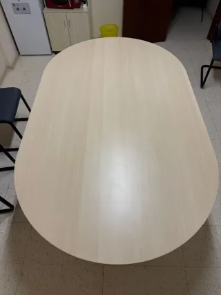 Mesa de reuniones ovalada