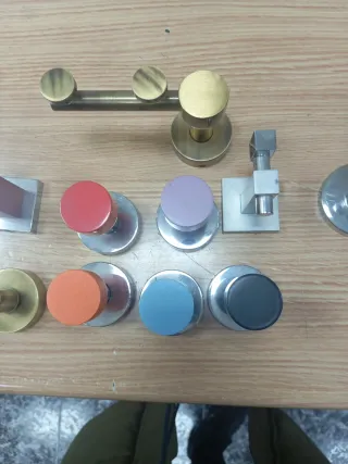 Juego de perchas latón y metal