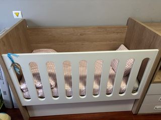 Cuna de bebé con cambiador y cajones