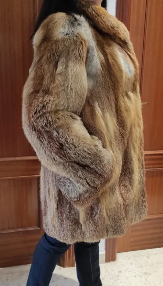 Abrigo de piel marrón y blanco