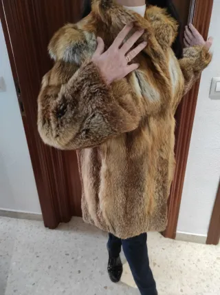 Abrigo de piel marrón y blanco