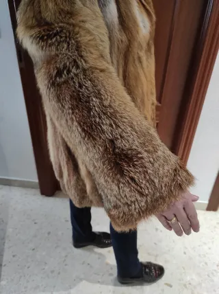 Abrigo de piel marrón y blanco