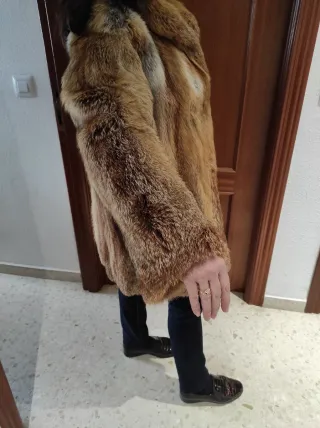 Abrigo de piel marrón y blanco