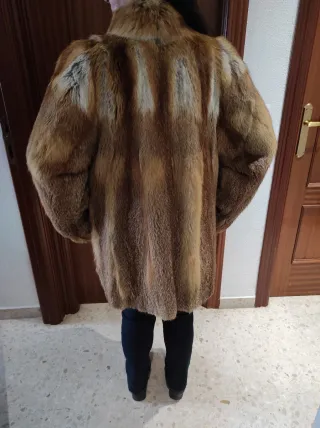 Abrigo de piel marrón y blanco