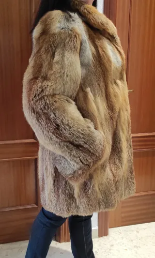 Abrigo de piel marrón y blanco