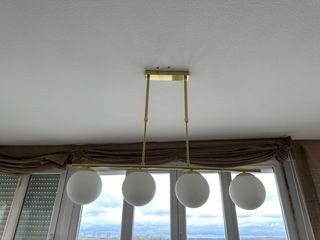 Lámpara de techo dorada con 4 esferas